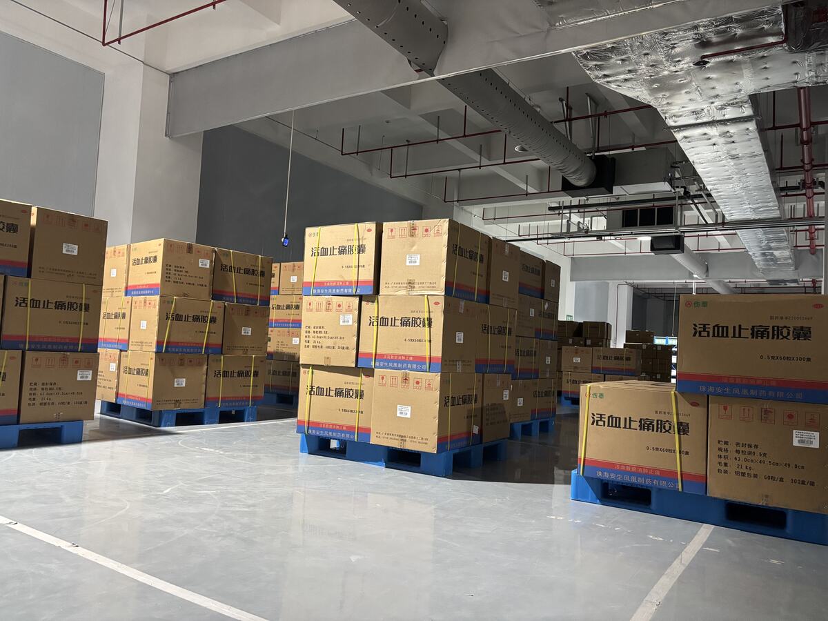 仓储通道与托盘堆放实拍